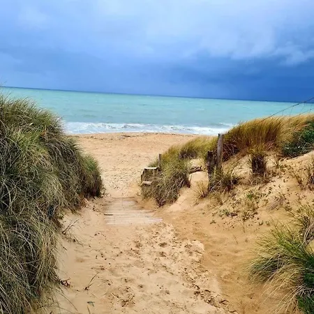 Chalet En Bois, Idealement Situe Pres De La Plage Des Seulieres