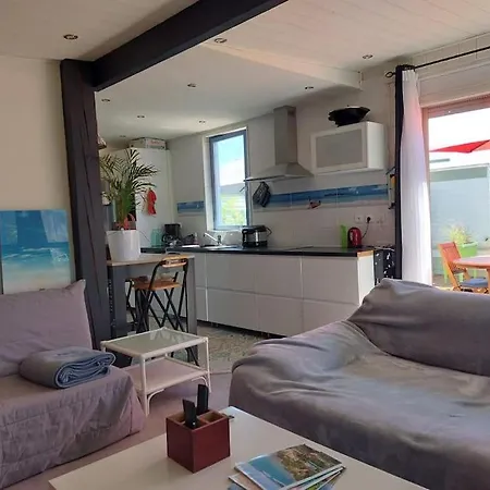 Chalet En Bois, Idealement Situe Pres De La Plage Des Seulieres Chalé