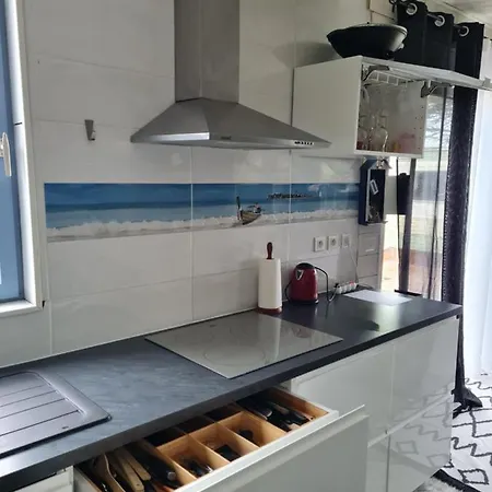 Chalet En Bois, Idealement Situe Pres De La Plage Des Seulieres
